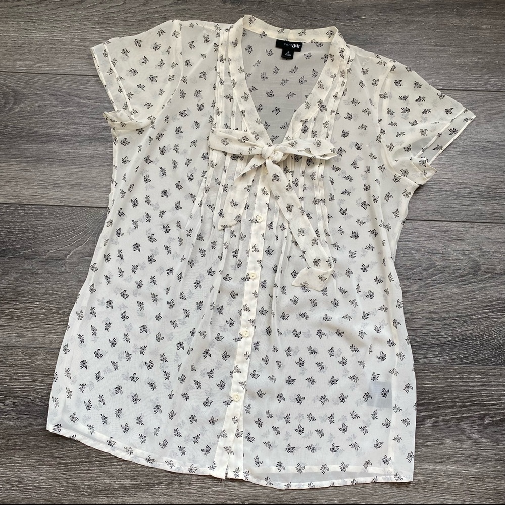 White Pattern Flowy Top - Picture 2 of 4